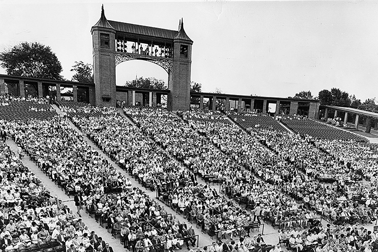 Black and white photo of audience at Starlight from 1950
