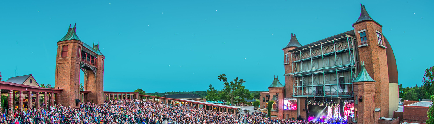 Starlight at dusk with a full audience during a show